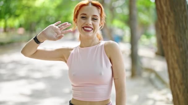 Junge Rothaarige Frau Sportbekleidung Grüßt Lächelnd Park — Stockvideo