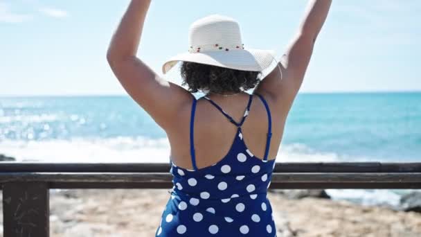 年轻美丽的拉丁女游客头戴夏帽在海滨倒转 — 图库视频影像