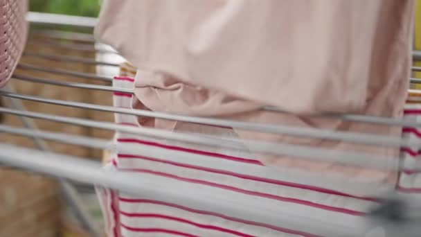 Μια Νεαρή Ξανθιά Κρεμάει Ρούχα Στο Πλυσταριό — Αρχείο Βίντεο