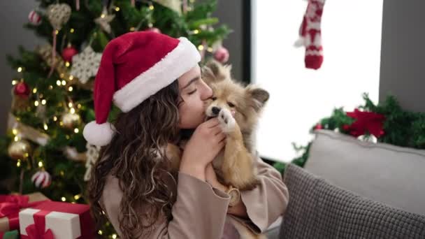 自宅でクリスマスを祝う自信を持って笑顔の犬を持つ若いヒスパニックの女性 — ストック動画