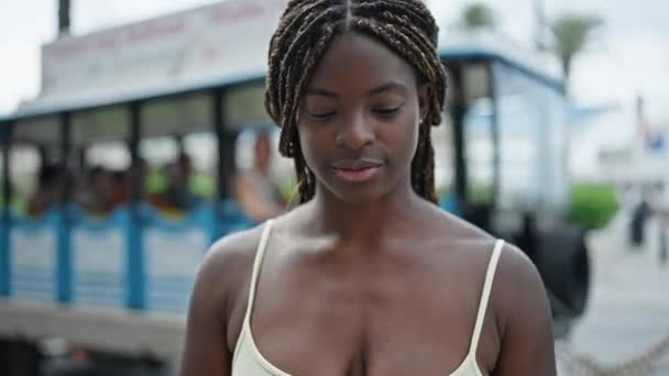 Африканська Американка Яка Впевнено Посміхається Вулиці — стокове відео