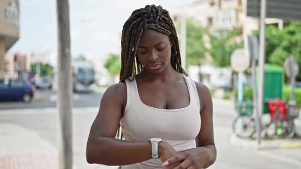 Afričanky Americká Žena Vážným Obličejem Ukazuje Ulici — Stock video