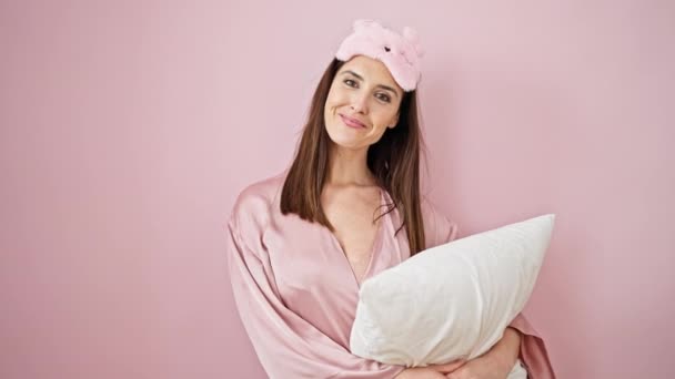Jovem Bela Mulher Hispânica Usando Máscara Sono Segurando Travesseiro Sorrindo — Vídeo de Stock