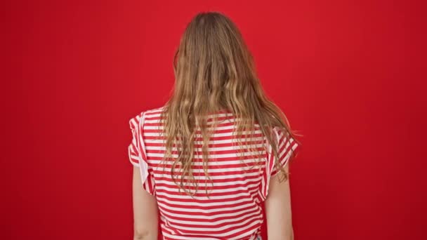 Ung Blond Kvinna Ler Säker Stående Över Isolerad Röd Bakgrund — Stockvideo