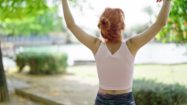 여자가 운동복을 공원에서 숨쉬기 운동을 — 비디오