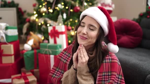Belle Femme Hispanique Célébrant Noël Priant Maison — Video