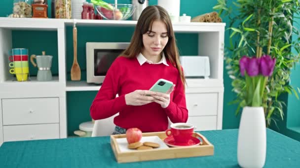 Młoda Latynoska Kobieta Zrobić Zdjęcie Śniadanie Przez Smartfona Jadalni — Wideo stockowe