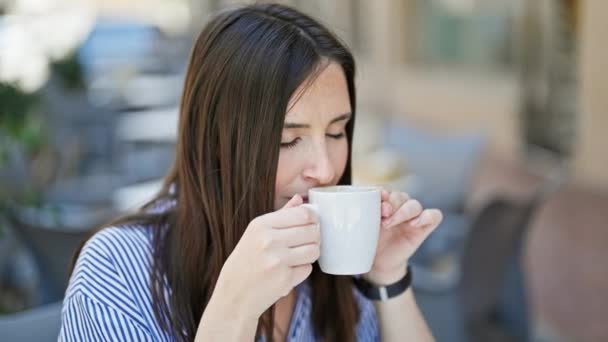 Mladá Krásná Hispánská Žena Čichání Pití Kávy Sedí Stole Kavárně — Stock video