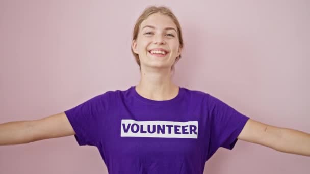 Молодая Блондинка Волонтер Делает Большой Палец Вверх Жест Улыбаясь Изолированном — стоковое видео