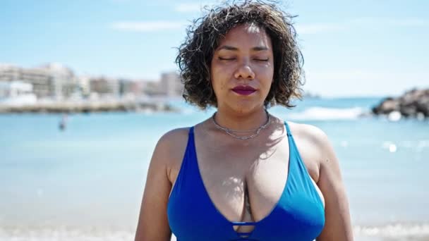 Joven Hermosa Mujer Latina Turista Sonriendo Confiado Usando Traje Baño — Vídeos de Stock