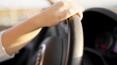 Genç, güzel, İspanyol bir kadın yolda araba kullanıyor.