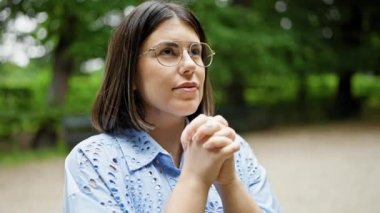 Viyana 'da parkta dua ederken gülümseyen güzel İspanyol kadın.