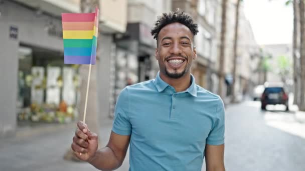 Afroamericano Uomo Sorridente Fiducioso Tenendo Bandiera Arcobaleno Strada — Video Stock