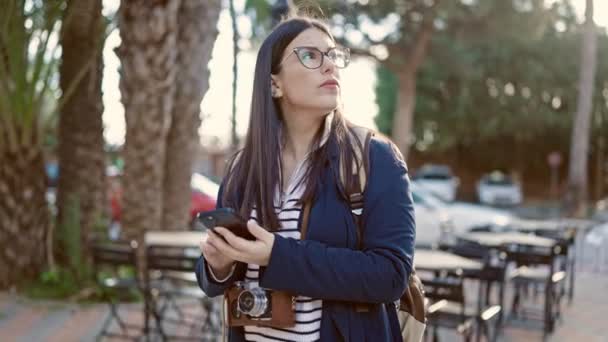 Joven Turista Hispana Usando Mochila Usando Smartphone Calle — Vídeo de stock