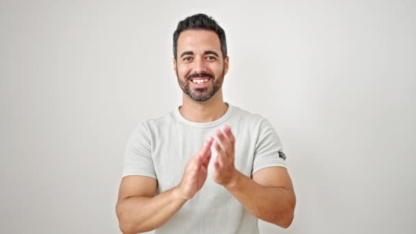 Молодий Іспаномовний Чоловік Посміхається Впевнено Плескаючи Руками Над Ізольованим Білим — стокове відео