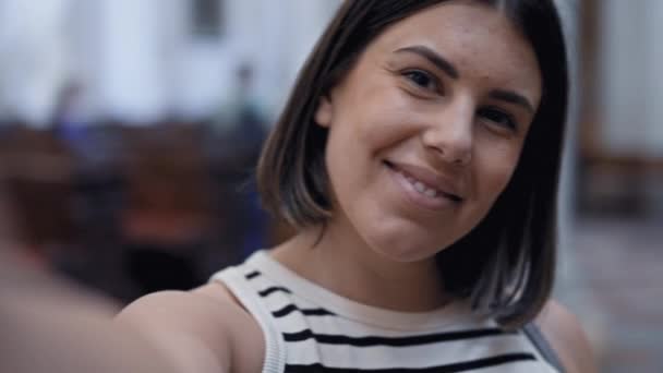 Joven Mujer Hispana Hermosa Visitando Iglesia Tomando Una Foto Selfie — Vídeos de Stock