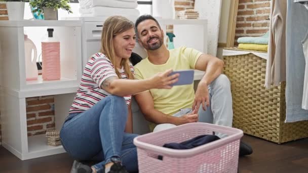 Couple Homme Femme Attente Machine Laver Regarder Vidéo Sur Smartphone — Video