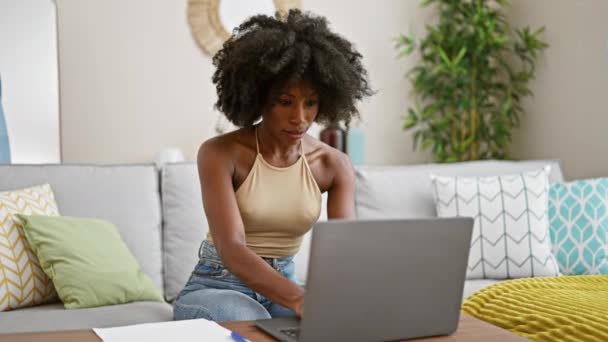 Femme Afro Américaine Utilisant Ordinateur Portable Assis Sur Canapé Célébrant — Video