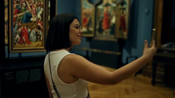 Joven Mujer Hispana Hermosa Visitando Galería Arte Tomando Foto Selfie — Vídeo de stock