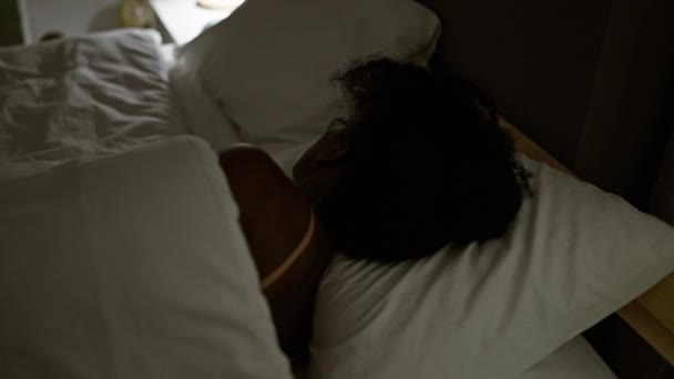 Afroamerikanerin Liegt Auf Bett Und Schläft Schlafzimmer — Stockvideo
