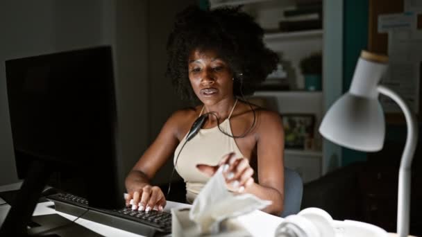 Αφρο Αμερικανίδα Επιχειρηματίας Που Χρησιμοποιεί Φτάρνισμα Υπολογιστή Στο Γραφείο — Αρχείο Βίντεο