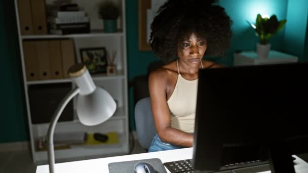 Afroamerikansk Kvinnlig Affärsman Som Arbetar Kontoret — Stockvideo
