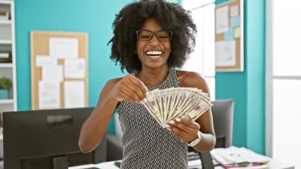 アフリカ系アメリカ人女性ビジネス女性がオフィスで笑顔でドルを投げる — ストック動画