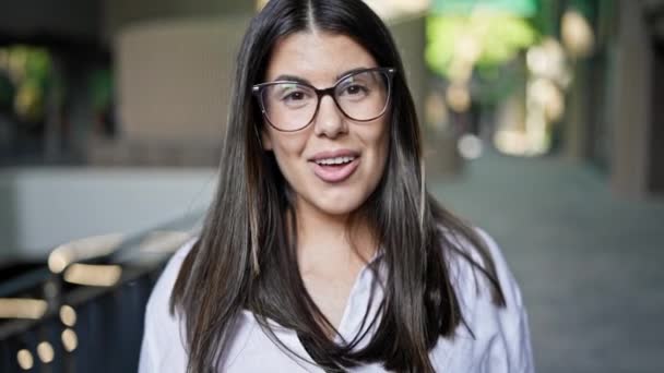 Genç Güzel Spanyol Kadın Ofiste Kameraya Konuşuyor — Stok video