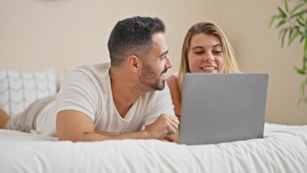 Man Vrouw Paar Liggend Bed Samen Met Behulp Van Laptop — Stockvideo