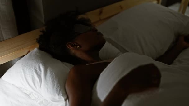Femme Afro Américaine Couchée Sur Lit Enlevant Masque Sommeil Souffrant — Video