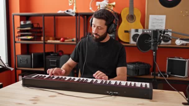 Jonge Spaanse Muzikant Die Piano Speelt Muziekstudio — Stockvideo