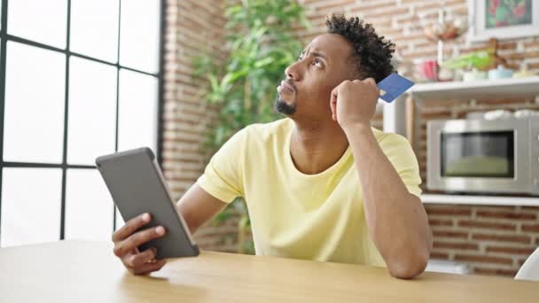 Hombre Afroamericano Compras Con Touchpad Tarjeta Crédito Sentado Sofá Comedor — Vídeos de Stock