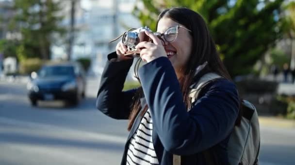 Joven Turista Hispana Usando Mochila Tomando Fotos Con Cámara Calle — Vídeos de Stock