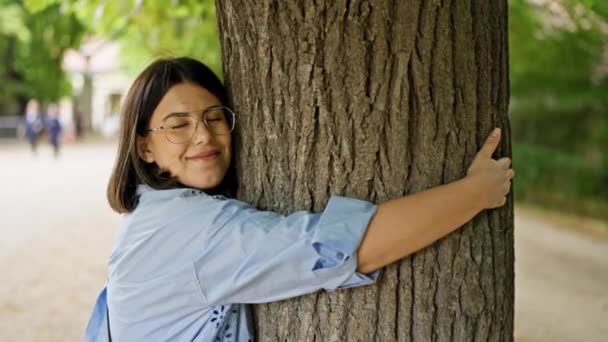 Junge Schöne Spanierin Umarmt Baum Park Wien — Stockvideo