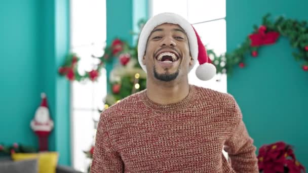 Afro Amerikaanse Man Draagt Kerst Hoed Lachen Veel Thuis — Stockvideo