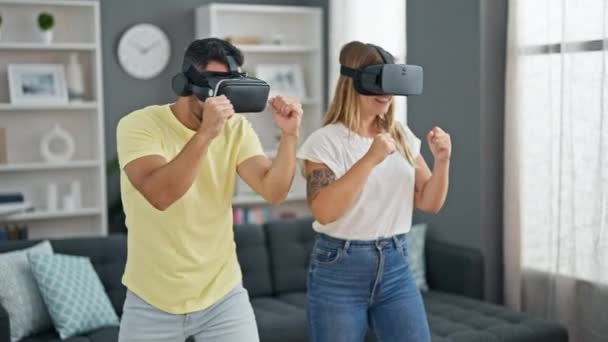Hombre Mujer Pareja Jugando Juego Boxeo Usando Gafas Realidad Virtual — Vídeo de stock