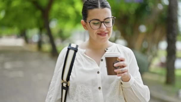 Joven Mujer Hispana Hermosa Bebiendo Tomar Café Parque — Vídeos de Stock