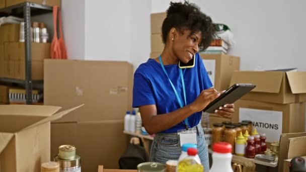 Africano Americano Mulher Voluntária Falando Smartphone Usando Touchpad Centro Caridade — Vídeo de Stock