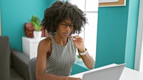 Trabajadora Negocios Afroamericana Que Sufre Dolor Cabeza Trabajando Oficina — Vídeos de Stock