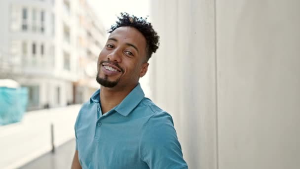 Hombre Afroamericano Sonriendo Confiado Pie Calle — Vídeos de Stock