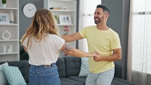 Άνδρας Και Γυναίκα Ζευγάρι Χορεύουν Μαζί Στο Σπίτι — Αρχείο Βίντεο