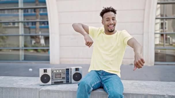非裔美国人微笑着自信地在街上跳舞 — 图库视频影像