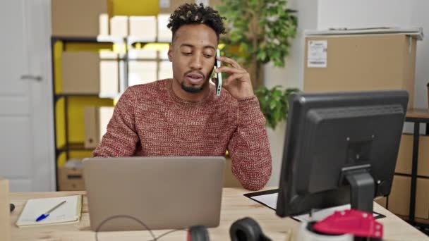 Afroamerikansk Man Handel Företagare Med Hjälp Bärbar Dator Prata Smartphone — Stockvideo