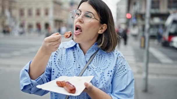 Ung Vacker Latinamerikansk Kvinna Äter Sekrainer Korv Gatorna Wien — Stockvideo