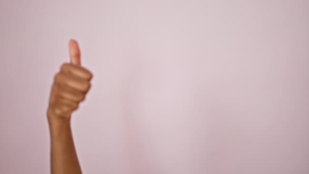 Afroamerikanerin Mit Kreditkarte Macht Daumen Hoch Geste Vor Isoliertem Rosa — Stockvideo