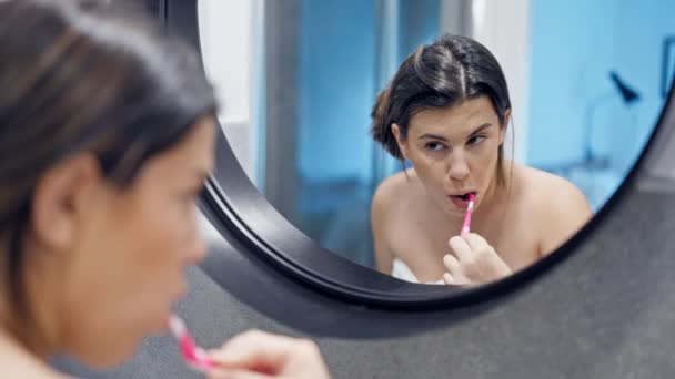 若い美しいヒスパニック女性は バスルームで歯磨き — ストック動画