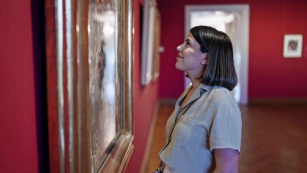 Νεαρή Όμορφη Ισπανίδα Που Επισκέπτεται Γκαλερί Τέχνης Στο Παλάτι Belvedere — Αρχείο Βίντεο