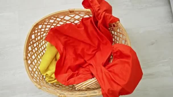 Afrika Kökenli Amerikalı Kadın Çamaşırhanede Çamaşır Sepetine Kıyafet Atıyor — Stok video