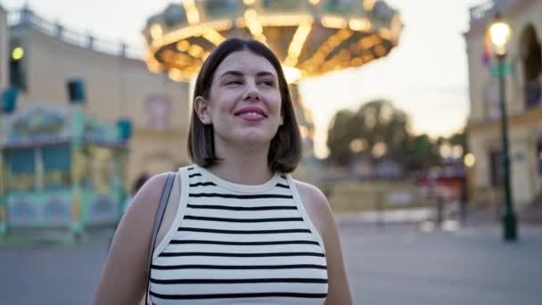 Joven Mujer Hispana Hermosa Sonriendo Mirando Alrededor Prater Vienna — Vídeo de stock