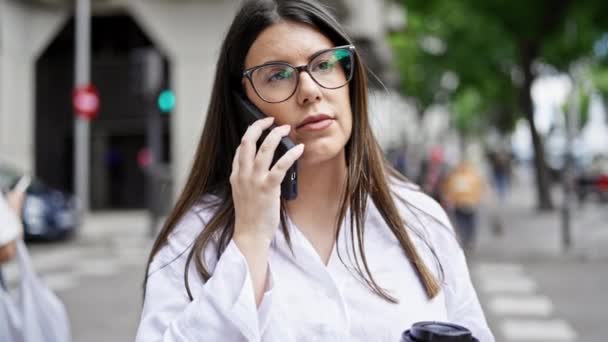 Młoda Piękna Latynoska Kobieta Rozmawiająca Przez Telefon Ulicach Madrytu — Wideo stockowe